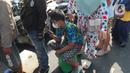 Seorang anak ikut antre untuk membeli minyak goreng curah pada distributor di Jalan MA Salmun, Bogor, Kamis (31/3/20222). Di tempat ini pembelian dibatasi hanya satu jerigen atau berisi 16 liter dengan harga Rp 256.000 atau Rp 16.000 per liter. (merdeka.com/Arie Basuki)