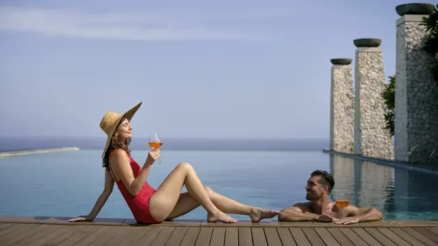 Infinity pool utama menyajikan pemandangan laut yang luas