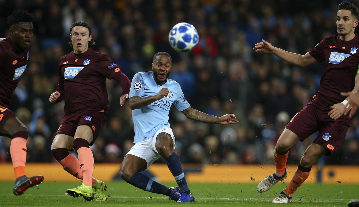 Gelandang Manchester City, Raheem Sterling, melepaskan tendangan ke gawang Hoffenheim pada laga Liga Champions di Stadion Etihad, Rabu (12/12). Manchester City menang 2-1 atas Hoffenheim. (AP/Dave Thompson)