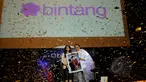 Indah Dewi Pertiwi bersama CEO KMK Online, Adi Sariatmaja saat syukuran Bintang.com di lantai 8 SCTV Tower, Jakarta, Jumat (20/3/2015). (Liputan6.com/Faisal R Syam)