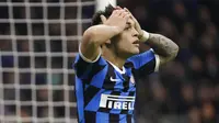 Striker Inter Milan, Lautaro Martinez, tampak kecewa usai gagal mencetak gol ke gawang Napoli pada laga semifinal Coppa Italia di Stadion Giuseppe Meazza, Rabu (12/2/2020). Inter Milan takluk 0-1 dari Napoli. (AP/Luca Bruno)