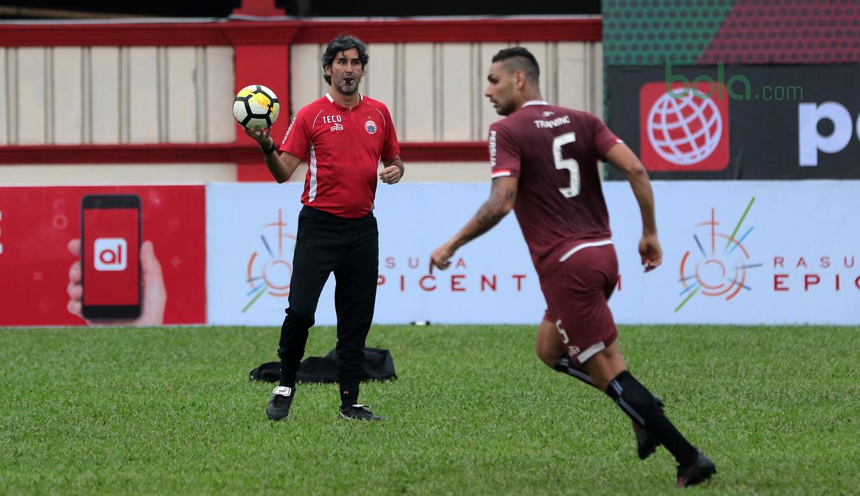 Pelatih Persija Jakarta, Stefano Teco (kiri) memimpin timnya pada sesi latihan tim jelang laga Gojek Liga 1 bersama Bukalapak di Stadion PTIK, Jakarta, Senin (25/6/2018). Persija akan melawan Persebaya pada 26 Juni 2018. (Bola.com/Nick Hanoatubun)