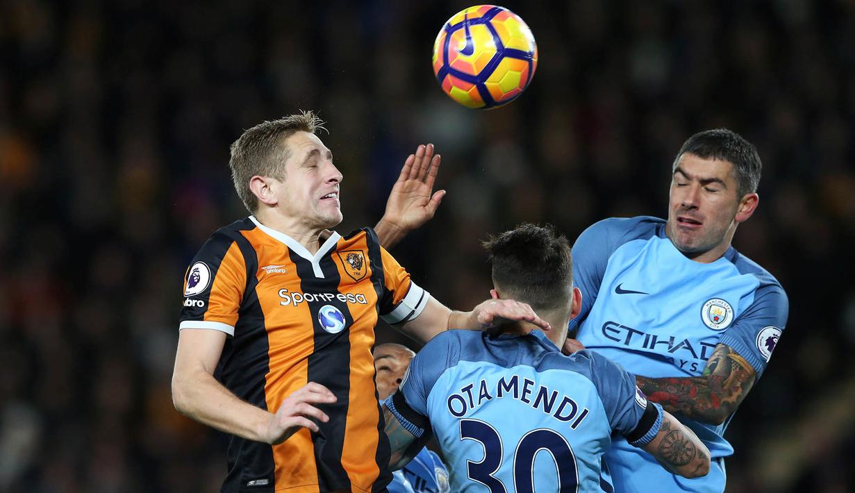 6. Bek Hull, Michael Dawson, duel udara dengan pemain Manchester City pada laga Premier League di Stadion Kingston Communications, Inggris, Selasa (27/12/2016). (Reuters/Scott Heppell) 