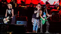 Vokalis Guns N' Roses, Axl Rose (tengah), Gitaris ,Slash dan Bassis, Duff McKagan saat tampil pada konser Guns N' Roses “Not In This Lifetime” Tour in Jakarta 2018 di Stadion Gelora Bung Karno, Jakarta, Kamis (8/11). (Liputan6.com/Faizal Fanani)