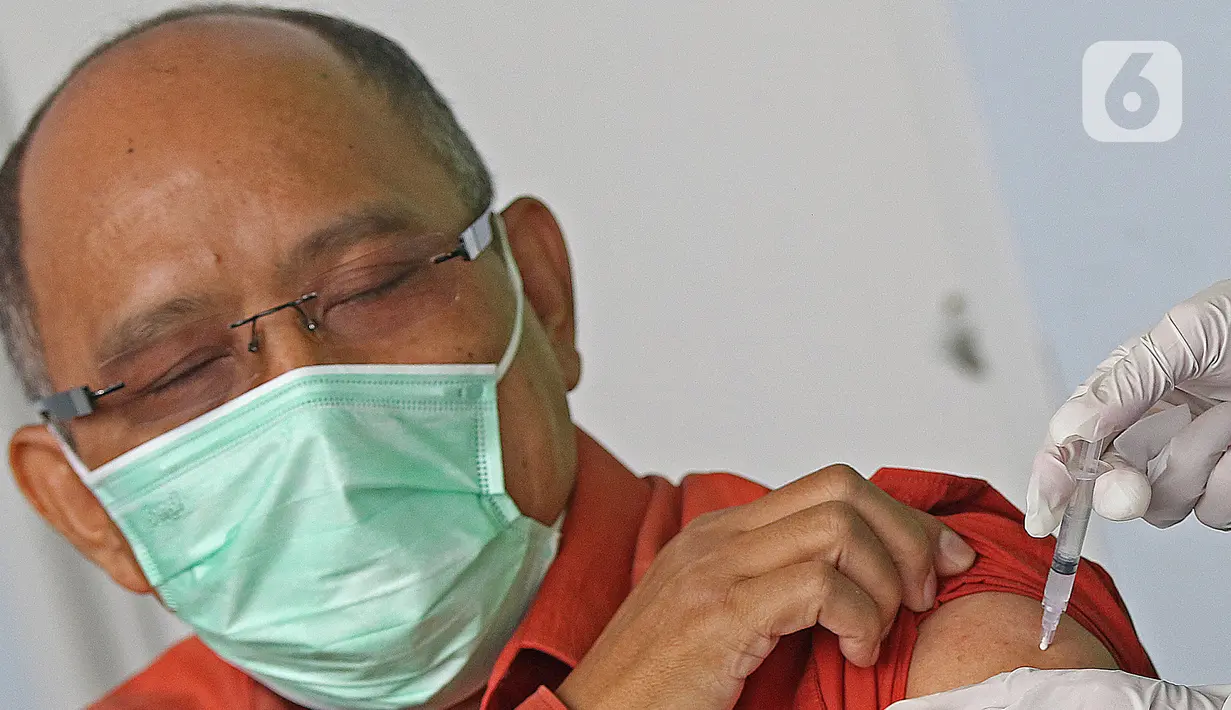 Seorang tenaga medis saat disuntik vaksin CoronaVac dari SinoVac di Rumah Sakit JatiSampurna, Bekasi, Jawa Barat, Kamis (28/01/2021). RS JatiSampurna melakukan Penyuntikan dosis kedua vaksin COVID-19 untuk para tenaga medis dan tenaga kesehatan yang bertugas. (Liputan6.com/Herman Zakharia)