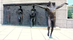 Patung yang diberi nama 'Break Through From Your Mold' ini terletak di ruang publik sebelah gedung bertingkat Philadelphia, Pennsylvania, AS. Di mana menggambarkan seseorang yang berusaha keluar dari sebuah cetakan tanah liat. (huffingtonpost.com)