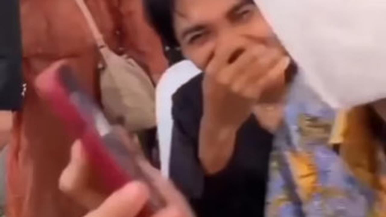 Momen Pria Dielus Kepalanya Sama Sang Mantan saat Datangi Pernikahannya: Yang Diacak-acak Rambut, yang Berantakan Hatinya