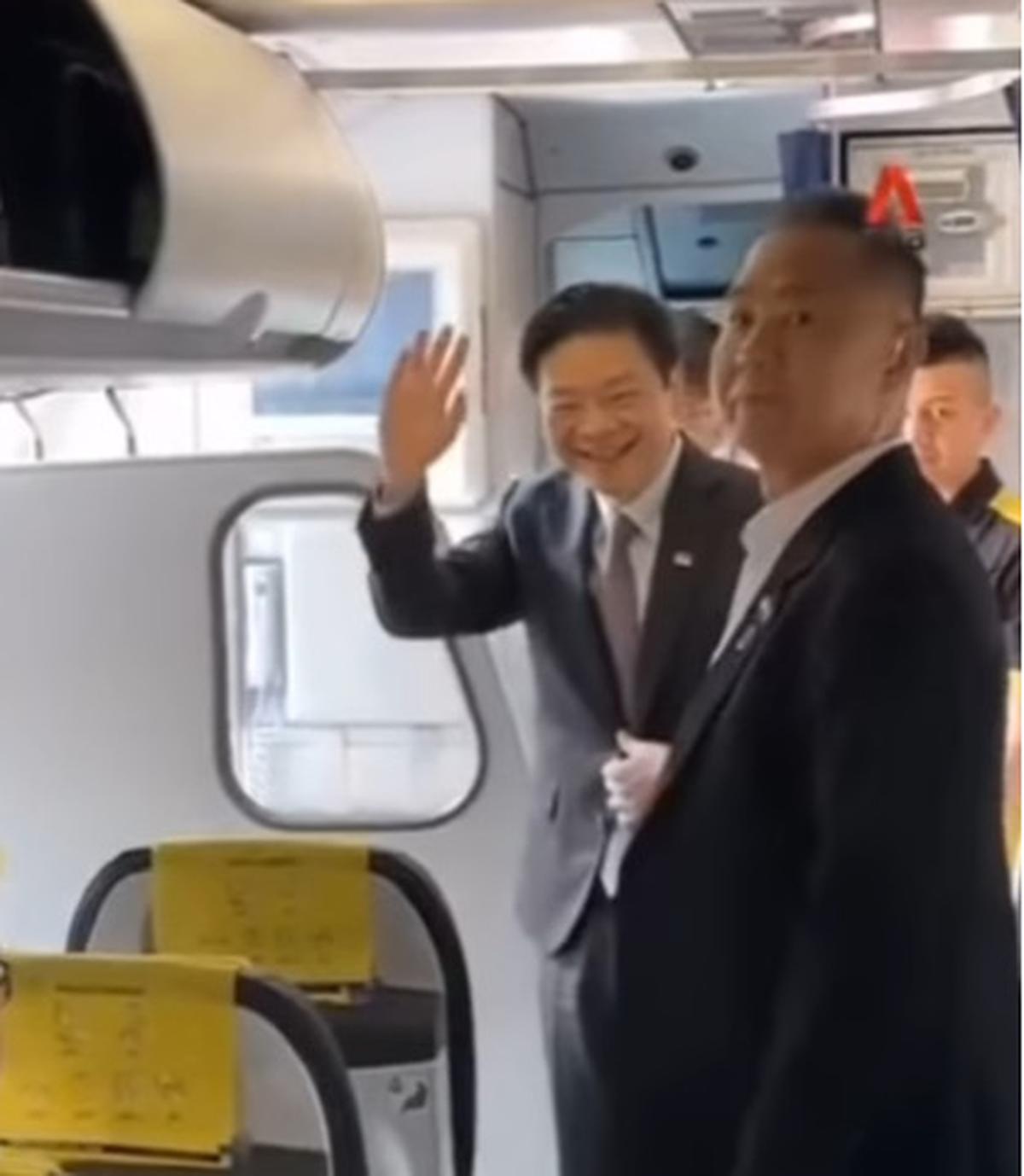 PM Singapura Naik Pesawat Ekonomi