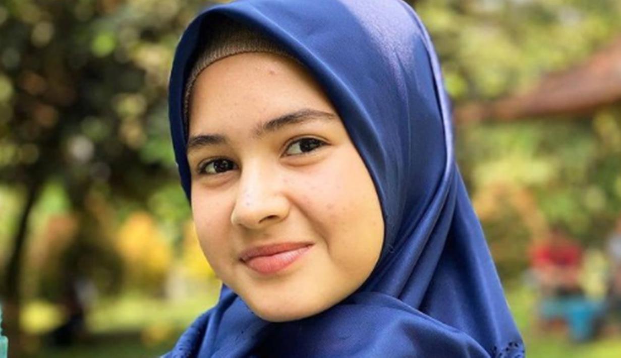 Sandrinna yang dulunya kecil imut dan menggemaskan menjelma menjadi seorang gadis cantik yang beranjak remaja. Aktris berdarah Amerika ini pun tampak berani dalam mengeksplor gaya berpakaiannya. Meski demikian, penampilannya yang berhijab tampak anggun. (Liputan6.com/IG/@sandrinna.lle)