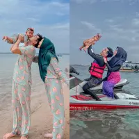 Penampilan Ria Ricis beserta suami dan anaknya kala bermain di pantai curi perhatian.