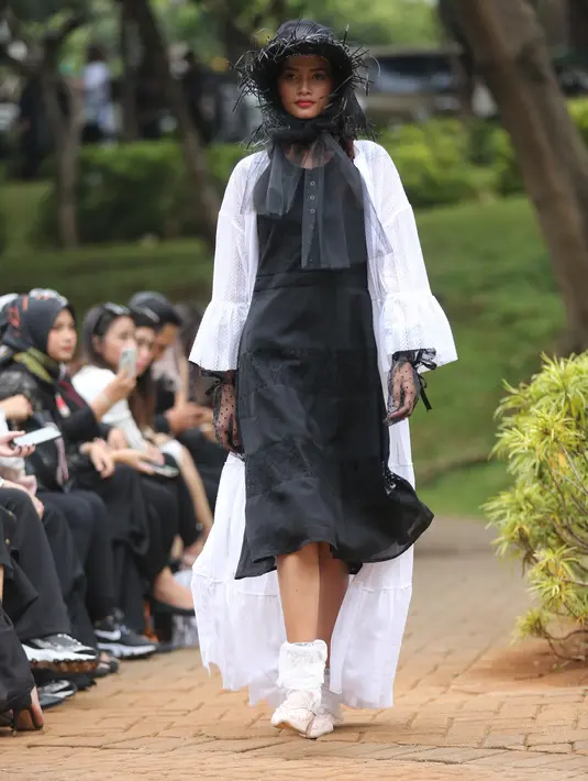 Model memamerkan busana koleksi Asmara by Barli Asmara di Taman Ayodya, Kebayoran Baru, Jakarta Selatan, pada Rabu (20/11/2019). (Adrian Putra/Fimela.com)