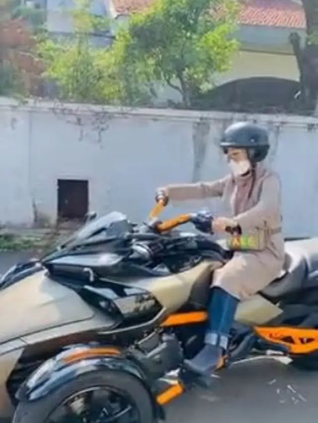 6 Gaya April Jasmine Istri Ustaz Solmed Naik Moge, Jadi Sorotan