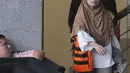 Anggota DPRD Kab Kebumen Dian Lestari Pertiwi Subekti (DL) usai mendatangi gedung KPK, Jakarta, Jumat (11/5). Dian ditahan terkait suap proyek di Dinas Pendidikan, Pemuda, dan Olahraga Kebumen dalam APBD tahun anggaran 2016. (Merdeka.com/Dwi Narwoko)