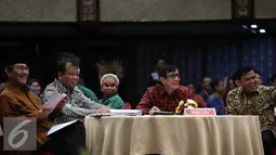 (ki-ka) Ketua DKPP, Jimly Asshiddiqqie, Ketua MK, Arief Hidayat, Menkumham, Yasonna Laoly menghadiri penutupan raker peraturan perundangan-undangan serta pemberian Anugerah Nawacita Legislasi 2016  di Jakarta, Jumat (24/6). (Liputan6.com/Faizal Fanani)