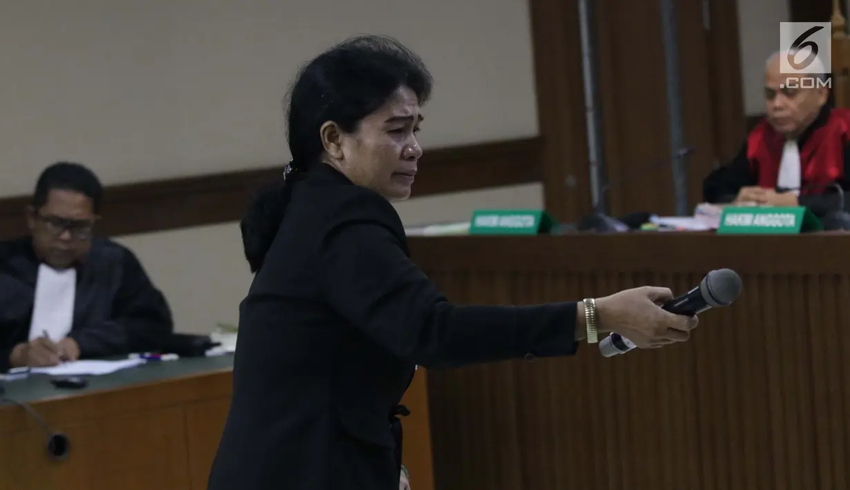 Hakim adhoc Pengadilan Tipikor Medan nonaktif, Merry Purba saat menjalani sidang putusan di Pengadilan Tipikor, Jakarta, Kamis (16/5/2019). Sebelumnya, Merry didakwa menerima suap dari pengusaha Tamin Sukardi dan dituntut hukuman 9 tahun penjara, denda Rp 350 juta. (Liputan6.com/Helmi Fithriansyah)