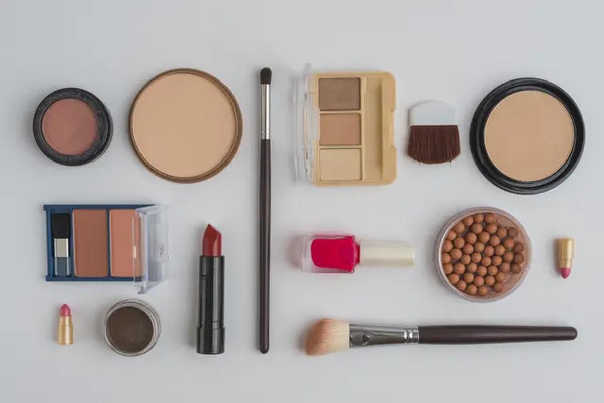 5 Bahan Kosmetik yang Membuat Kulit Wajah Lebih Berminyak, Apa Saja?