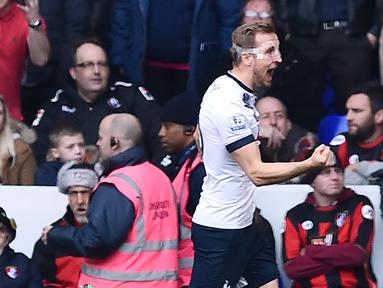 Pemain Tottenham Hotspur, Harry Kane merayakan golnya ke gawang AFC Bournemouth pada lanjutan liga Inggris di Stadion White Hart Lane, London, Minggu (20/3/2016). (AFP/Ben Stansall)