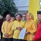 Partai Golkar resmi memberikan surat rekomendasi kepada Airin Rachmi Diany dan Ade Sumardi untuk maju Pemilihan Gubernur (Pilgub) Banten 2024. Ketua Umum Partai Golkar Bahlil Lahadalia menyerahkan surat rekomendasi kepada Airin-Ade di Kantor DPP Partai Golkar Jakarta, Selasa (27/8/2024). (Liputan6.com/Lizsa Egaham)