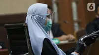 Tersangka dugaan korupsi dan tindak pidana pencucian uang terkait kepengurusan fatwa untuk Djoko Tjandra di Mahkamah Agung, Pinangki Sirna Malasari saat menjalani sidang di Pengadilan Tipikor Jakarta, Rabu (30/9/2020). Sidang beragenda pembacaan eksepsi. (Liputan6.com/Helmi Fithriansyah)