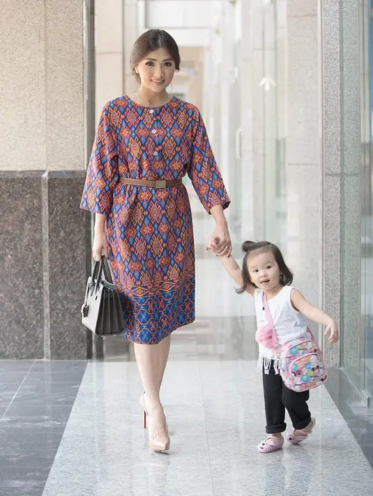 Selain berdaster dan bergaya kasual, Sarwendah juga sangat menarik saat memakai outfit batik. Aura keibuannya sangat terpancar, terlebih ia sedang menggandeng anaknya yang lucu banget, Thalia Putri Onsu. (Instagram/Sarwendah29)