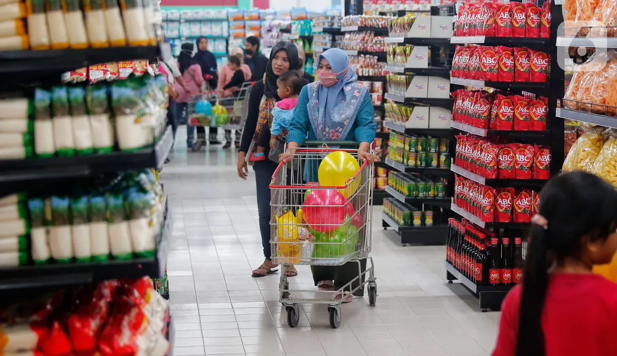 Pengunjung mendorong keranjang belanja di toko digital Scan and Go, CBD Ciledug, Tangerang, Banten, Rabu (8/3/2023). Scan and Go merupakan toko ritel digital pertama di Indonesia dimana konsumen bisa langsung belanja di toko dengan menggunakan aplikasi yang ada di keranjang belanja tanpa melakukan pembayaran melalui kasir. (Liputan6.com/Angga Yuniar)