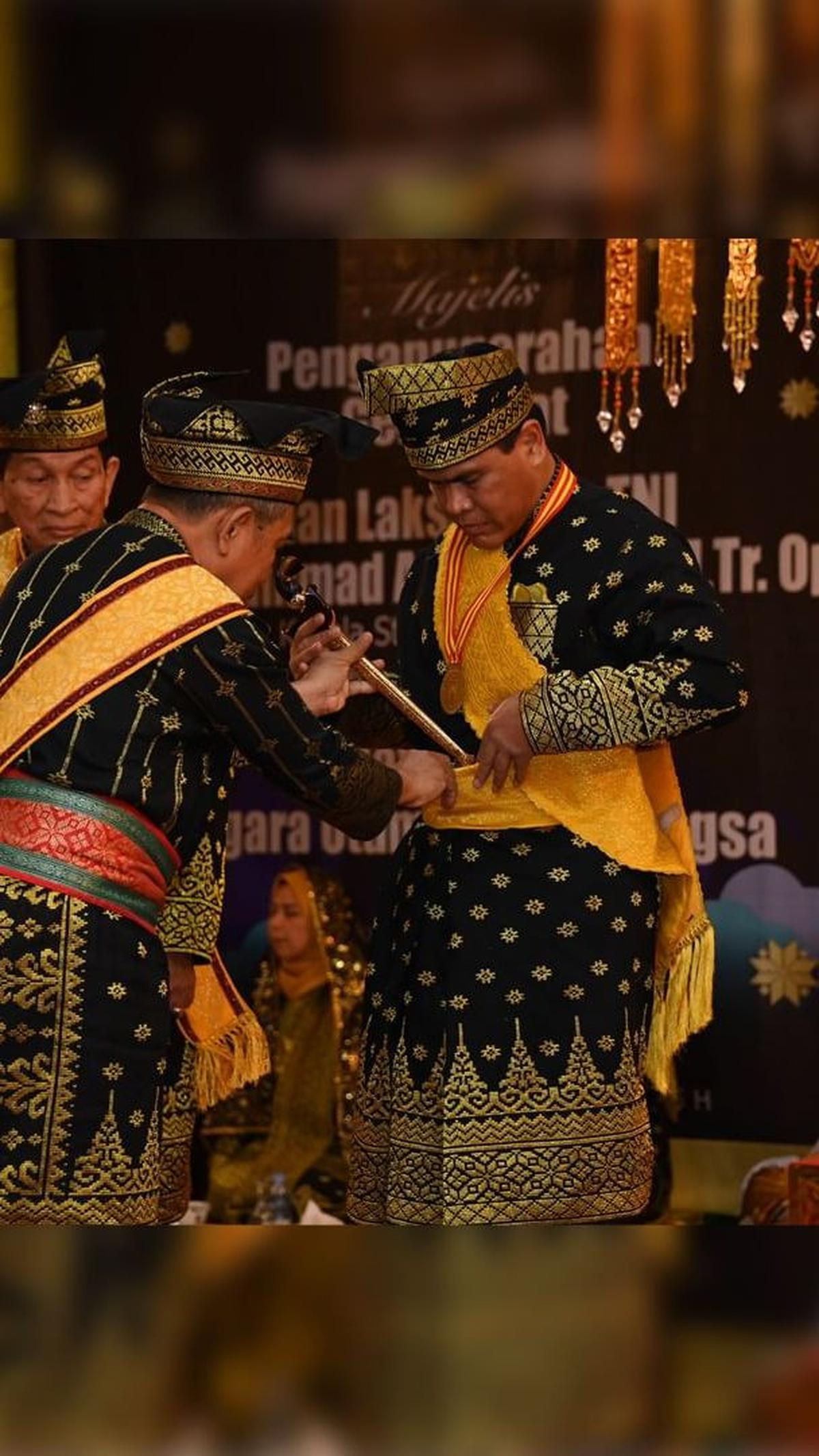 Kasal dan istri lantas mengenakan pakaian adat menandakan resmi menyandang gelar tersebut.&nbsp;