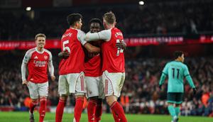 Para pemain Arsenal merayakan gol bunuh diri Sam Johnstone yang lahir dari sepak pojok Bukayo Saka (AP Photo/Richard Pelham)