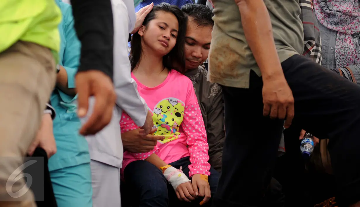 Zanette Kalila Azaira (13) menangis saat prosesi pemakaman jenazah korban pembunuhan Pulomas di TPU Tanah Kusir, Jakarta, Rabu (28/12). Belum diketahui motif peristiwa tersebut, apakah perampokan atau pembunuhan. (Liputan6.com/Gempur M Surya)