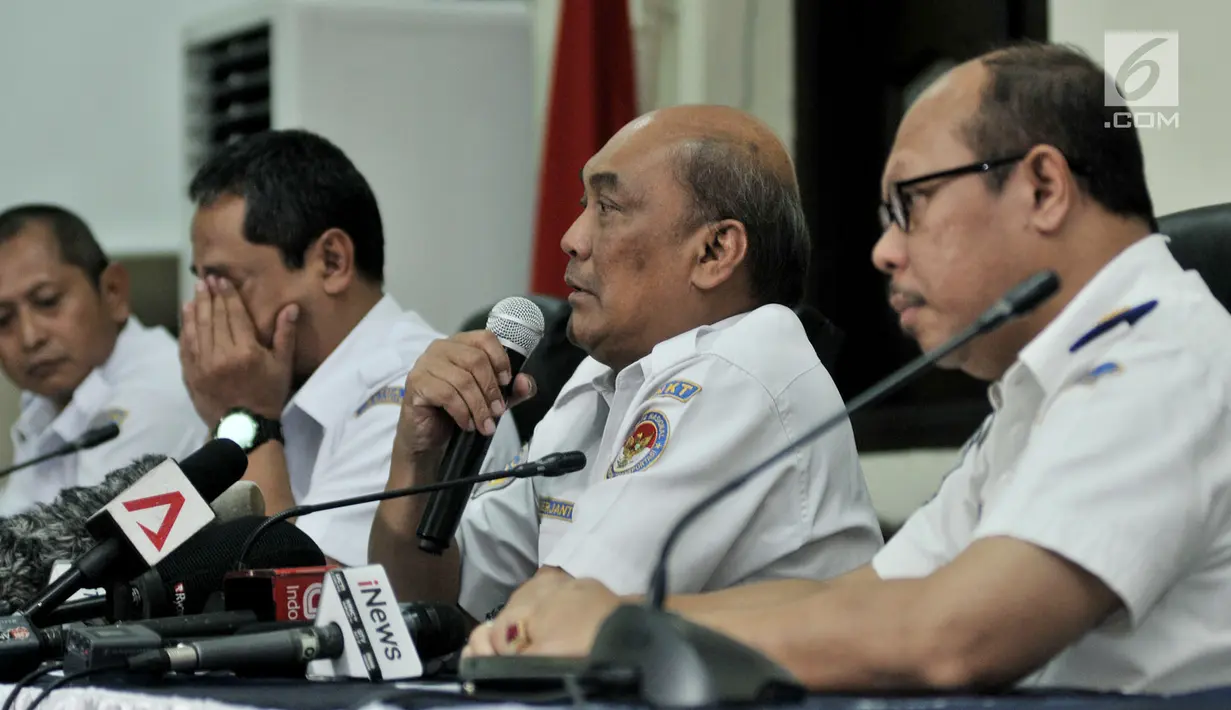 Ketua KNKT Soerjanto Tjahjono (dua kanan) memberi keterangan terkait perkembangan investigasi Lion Air PK-LQP di Jakarta, Kamis (21/3). Soerjanto mengatakan KNKT telah berdiskusi dengan Boeing dan FAA mengenai sistem MCAS. (merdeka.com/Iqbal Nugroho)