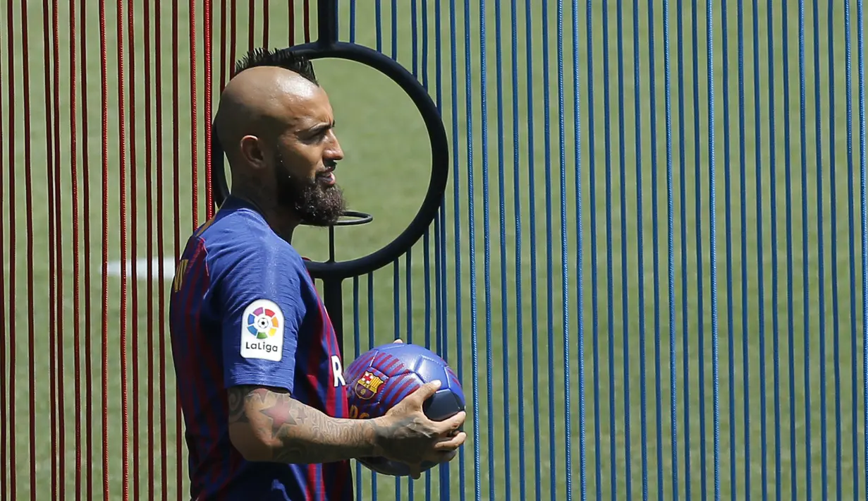Pemain baru Barcelona, Arturo Vidal, saat perkenalan di Stadion Camp Nou, Senin, (7/8/2018). Barcelona merogoh kocek sebesar 19 juta euro untuk mengamankan jasa pria berkebangsaan Cile itu. (AP/Manu Fernandez)