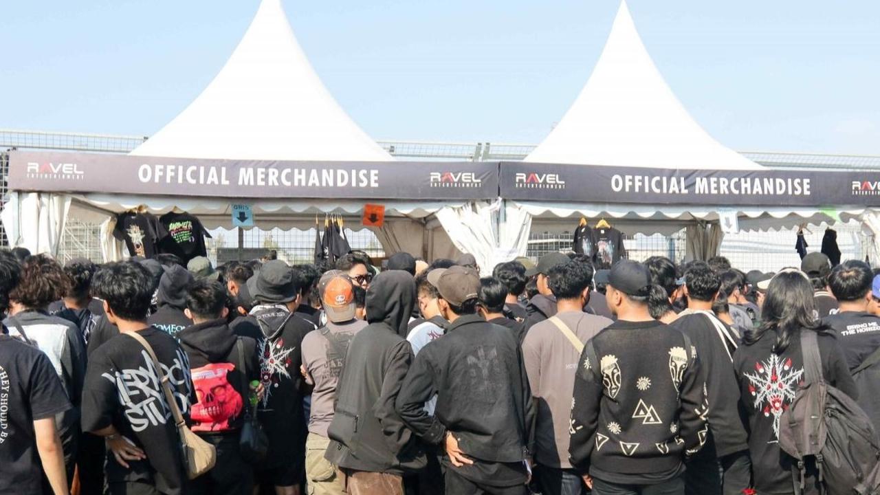 Penonton memadati booth official merchandise saat festival musik Nex Fest 2024 digelar di Carnaval Ancol, Jakarta Utara, Minggu (25/8/2024). Konser musik ini merupakan acara yang dipromotori oleh Ravel Entertainment. Foto:  Liputan6.com / Herman Zakharia