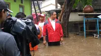 Anies Baswedan meninjau banjir di Cipinang Melayu (Khairur Rasyid/Liputan6.com)