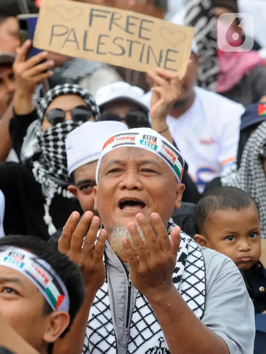 Berbagai poster bertuliskan "Free Palestine", "I Stand with Palestine", hingga "Save Al-Aqsha" dibawa massa selama aksi berlangsung. (merdeka.com/Arie Basuki)