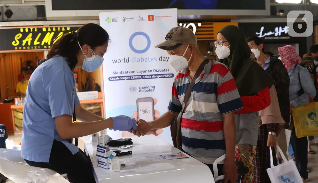 Penumpang mengecek gula darah gratis di Stasiun Tanah Abang, Jakarta Pusat, Minggu (14/11/2021). Kegiatan yang diselenggarakan oleh Novo Nordisk Indonesia ini, berfokus pada penyakit diabetes untuk memperingati Hari Diabetes Sedunia yang jatuh tiap tanggal 14 November. (Liputan6.com/Angga Yuniar)