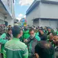 Foto: Ratusan Ojol Grab saat menggeruduk kantor Grab di Jalan Tampelo, Kelurahan Merdeka, Kota Kupang, NTT (Liputan6.com/Ola Keda)