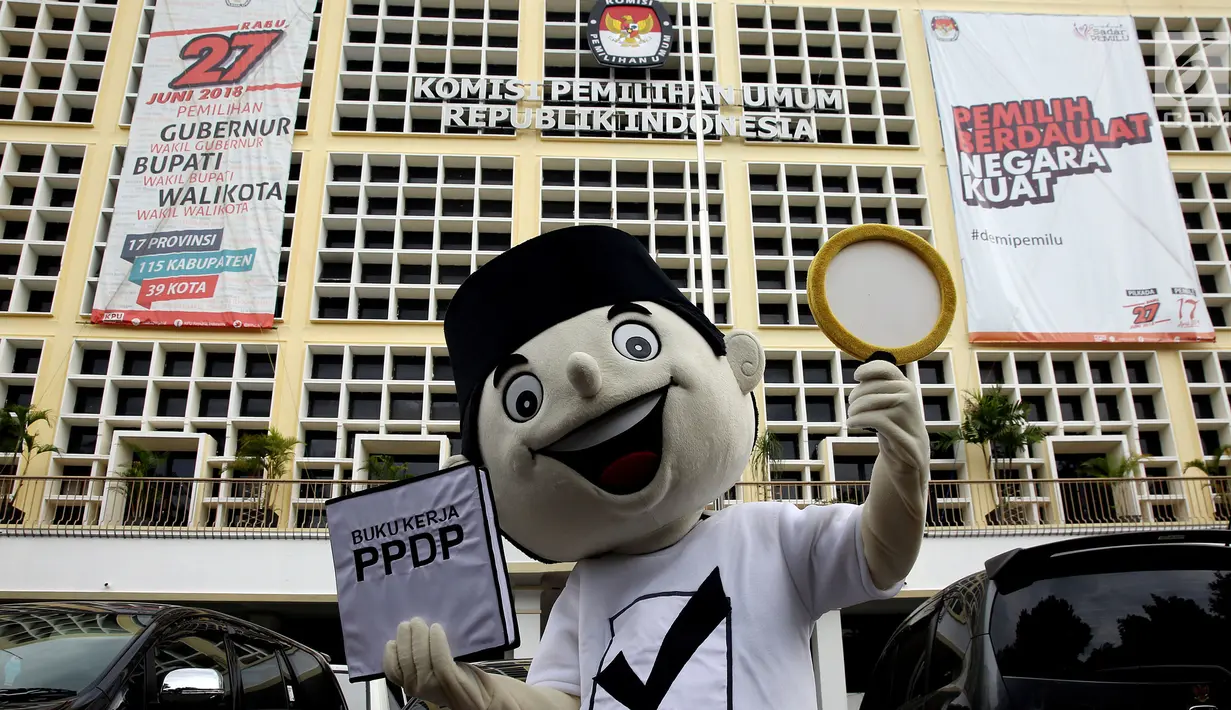 Maskot Coklit melakukan pose di depan Kantor KPU, Jakarta, Minggu (14/1). KPU menargetkan satu hari satu juta rumah terdata oleh petugas pemutakhiran data. (Liputan6.com/Johantallo)