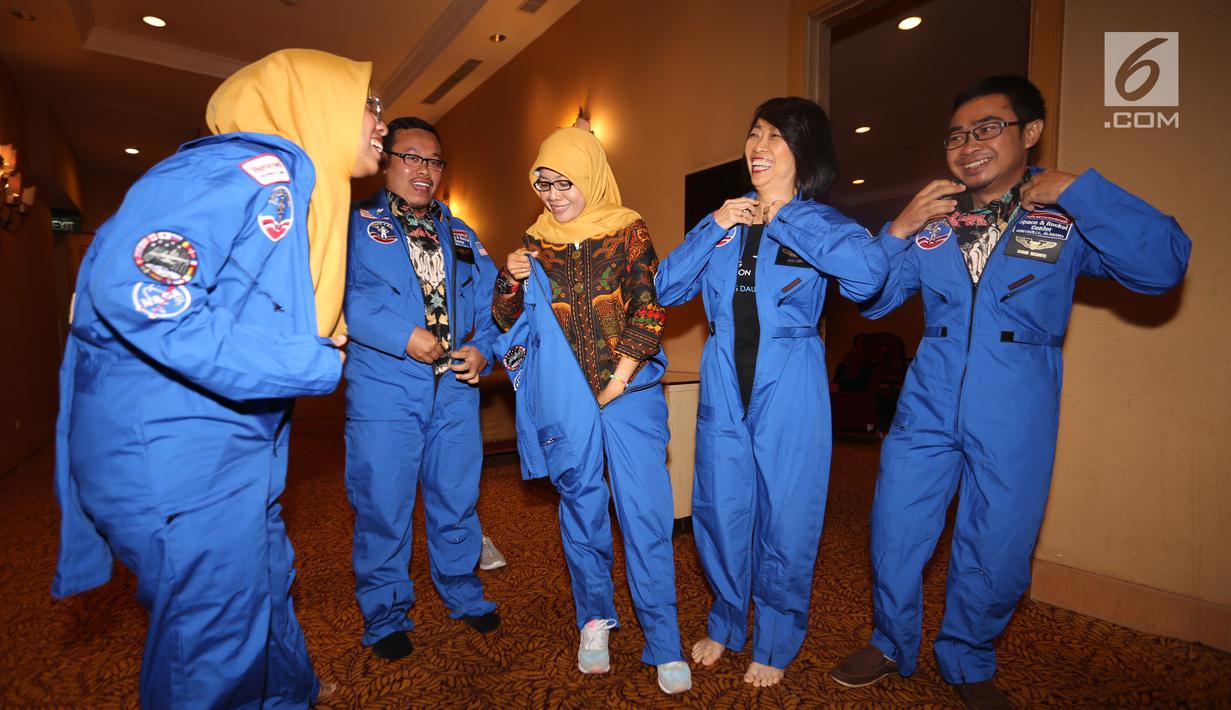 Lima guru Indonesia mengenakan flight suit sebelum sesi foto di Jakarta, (29/6). Mereka kembali dari program tahunan Honeywell Educators at Space Academy (HESA) di U.S Space & Rocket Center (USSRC) selama 5 hari di Amerika. (Liputan6.com/Fery Pradolo)