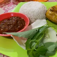 Lezatnya Ayam Lalapan Kampung Khas Gorontalo: Perpaduan Kenyalnya Daging dan Pedasnya Sambal Roa (Arfando Ibrahim/Liputan6.com)