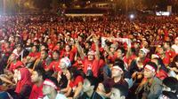 Suporter Timnas Indonesia menonton laga Malaysia versus Indonesia di luar Stadion Shah Alam. (Bola.com/Benediktus Gerendo Pradigdo)