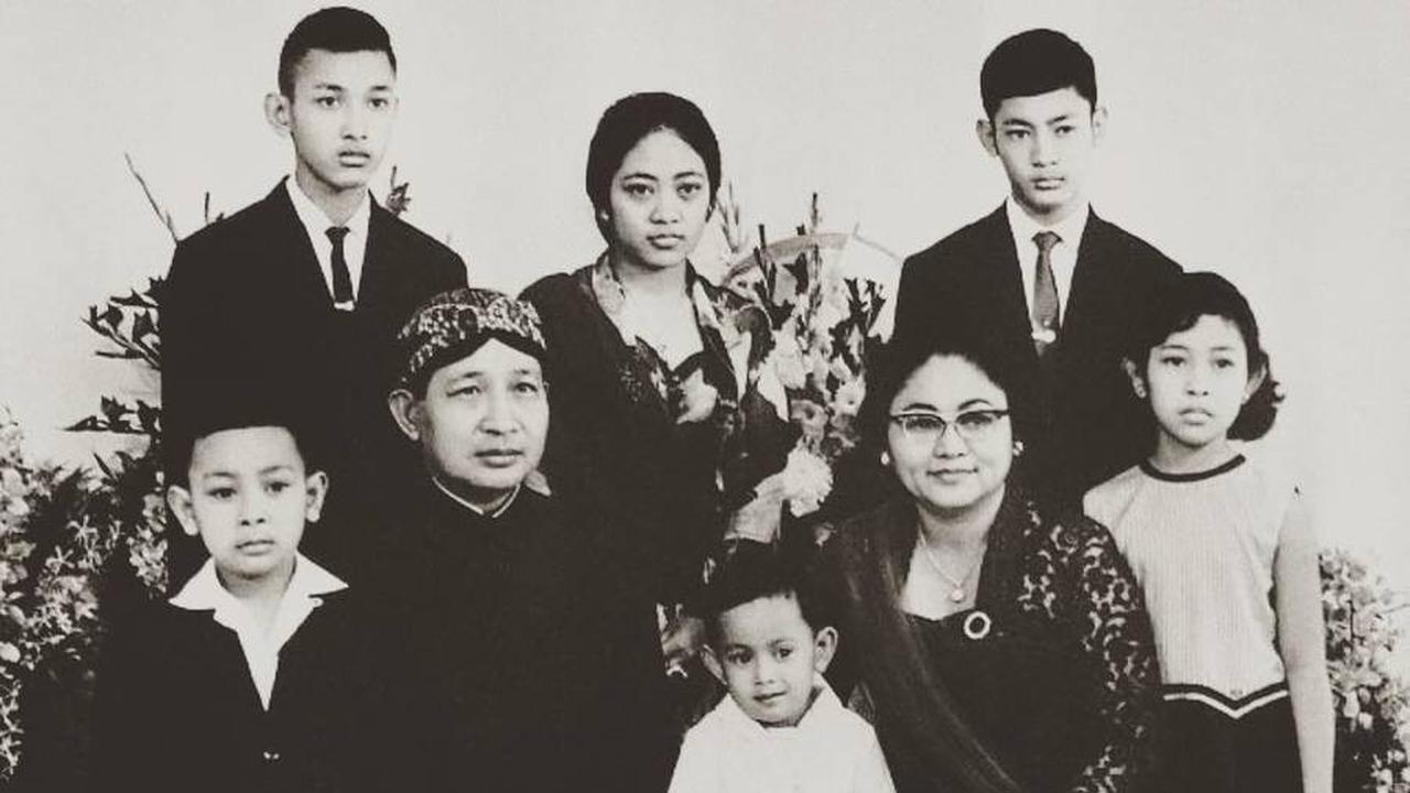 Jarang Tersorot, 8 Foto Kebersamaan Anak Presiden Soeharto Yang Hangat Sampai Kakek Nenek