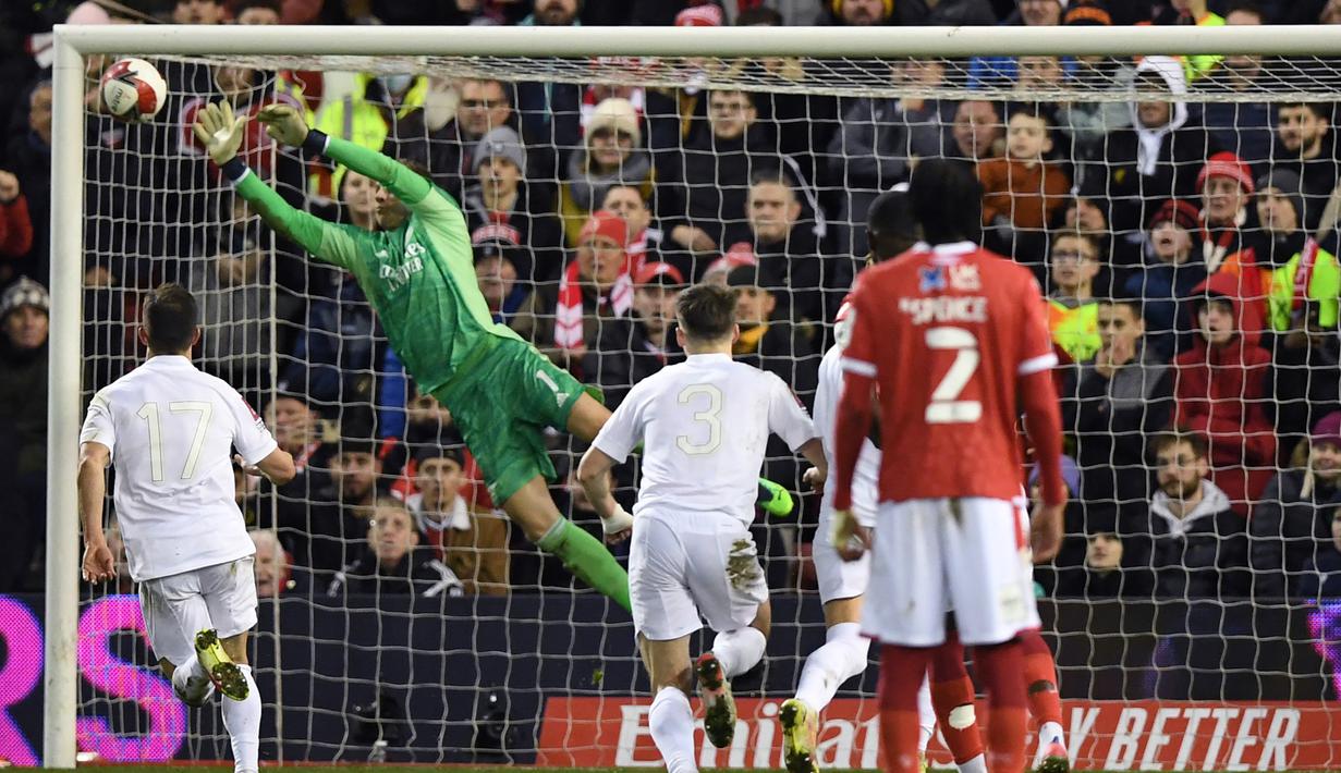 Memasuki babak kedua, Arsenal dikejutkan oleh peluang Nottingham Forest yang hampir berbuah gol melalui Philip Zinckernagel pada menit ke-53. Sepakan setengah volinya masih mampu diamankan Bernd Leno. (AFP/Daniel Leal)