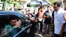 Menteri Dalam Negeri Tjahjo Kumolo meninggalkan TPS 31/32 Kelurahan Pondok Benda, Tangerang Selatan,Rabu,  (9/12). Mendagri meminta agar kepala daerah yang terpilih dapat membenahi infrastruktur di kawasan tersebut. (Liputan6.com/Fery Pradolo)