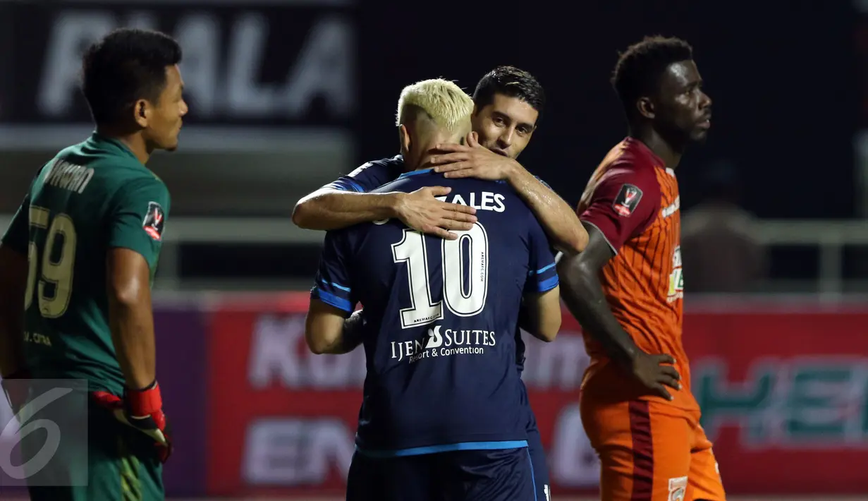 Pemain Arema FC, Esteban Vizcarra memeluk Cristian Gonzales usai menumbangkan PBFC di laga final PIala Presiden 2017 di Stadion Pakansari, Kab Bogor, Minggu (12/3). Arema menang 5-1 dan merengkuh trofi Piala Presiden. (Liputan6.com/Helmi Fithriansyah) 