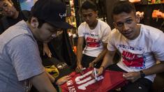 Pesepak bola, Egy Maulana memberi tanda tangan saat peluncuran Nike Born Mercurial 360 di Fisik Football, Jakarta, Rabu (7/3/2018). Nike merilis model terbaru Nike Mercurial Superfly dan Vapor 360. (Bola.com/Vitalis Yogi Trisna)