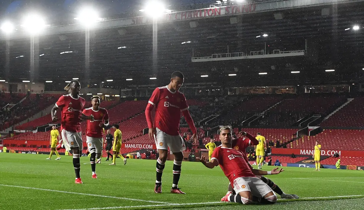 Manchester United memiliki rekor kandang yang sama dengan West Ham United. Pasukan Ralf Rangnick berhasil meraih 27 poin dari 15 laga di Old Trafford. Catatan ini sebenarnya tidak terlalu bagus untuk klub sekelas Setan Merah. (AFP/Paul Ellis)
