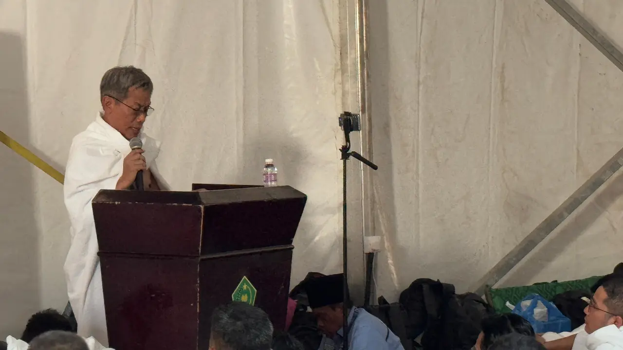 Anggota Amirulhaj KH Ahmad Said Asrori menyampaikan pesan tentang pentingnya meneguhkan persaudaraan dan semangat kebangsaan. Pesan ini diurai Katib Am Syuriah PBNU saat Khutbah Wukuf Arafah di tenda Misi Haji Indonesia. (Foto: Humas Kemenag))