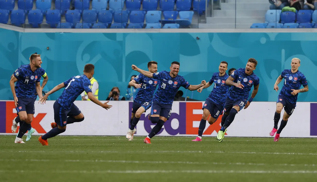 Pemain Slovakia Robert Mak (tengah) merayakan dengan rekan satu timnya setelah kiper Polandia, ojciech Szczesny mencetak gol bunuh diri pada pertandingan grup E Euro 2020 di stadion Saint Petersburg di St. Petersburg, Rusia, Senin (14/6/2021).  (Evgenya Novozhenina/Pool via AP)