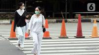 Warga beraktivitas dengan tetap mengenakan masker di kawasan Kuningan, Jakarta, Jumat (22/10/2021). Pemerintah mengingatkan masyarakat untuk tetap waspada dan selalu mematuhi protokol kesehatan menyusul prediksi bakal terjadinya gelombang ketiga COVID-19. (Liputan6.com/Helmi Fithriansyah)