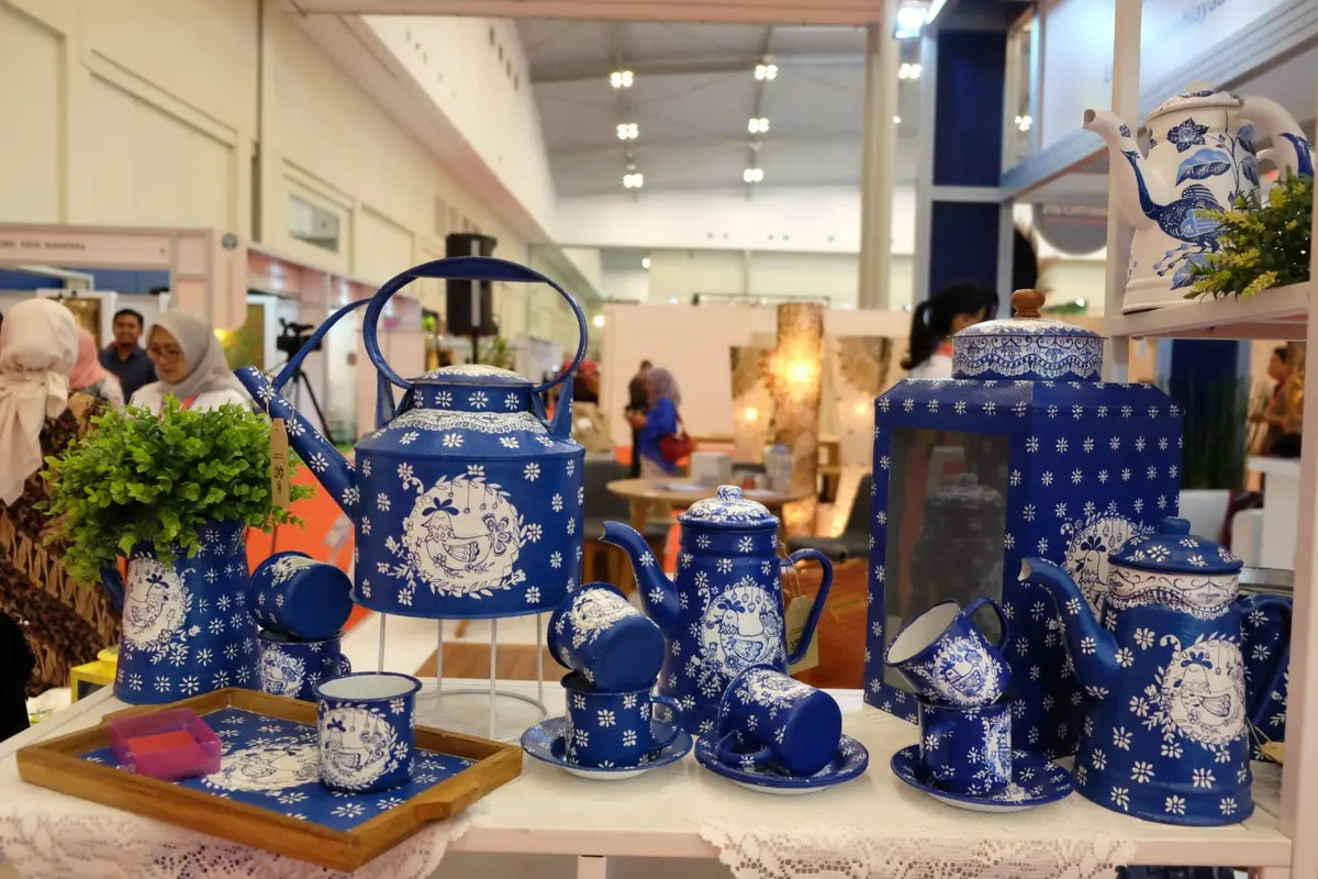 Produk UMKM berupa kaleng kerupuk motif batik asal Indonesia yang tembus pasar Belanda