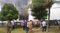 Kebakaran melanda Gedung DPRD Kota Batam, Selasa siang (11/1/2022). Akibatnya ruang Fraksi Partai Hati Nurani Rakyat (Hanura) yang ada di lantai satu ludes dilalap api. (Liputan6.com/ Ajang Nurdin)
